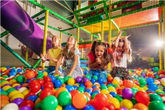Het is er weer voor! 10 binnenspeeltuinen en jumphallen op een rij!