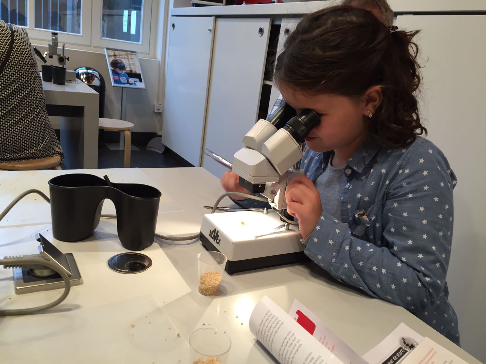 Kidsreporter Julie gaat op onderzoek uit bij Natuurmuseum Brabant
