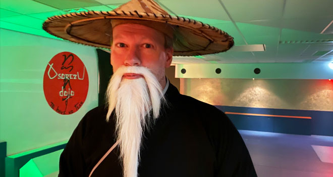 ninja meester met een lange witte baard