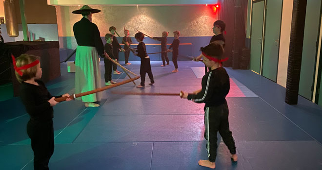 kinderen met ninja zwaarden