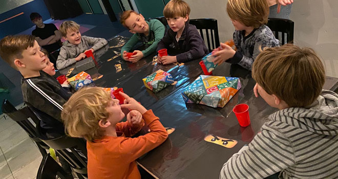 kinderen rond de tafel
