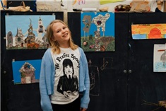 Anna gaat naar het kinderatelier van VRIJDAG