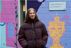 Fien zingt in het Kinderkoor van VRIJDAG