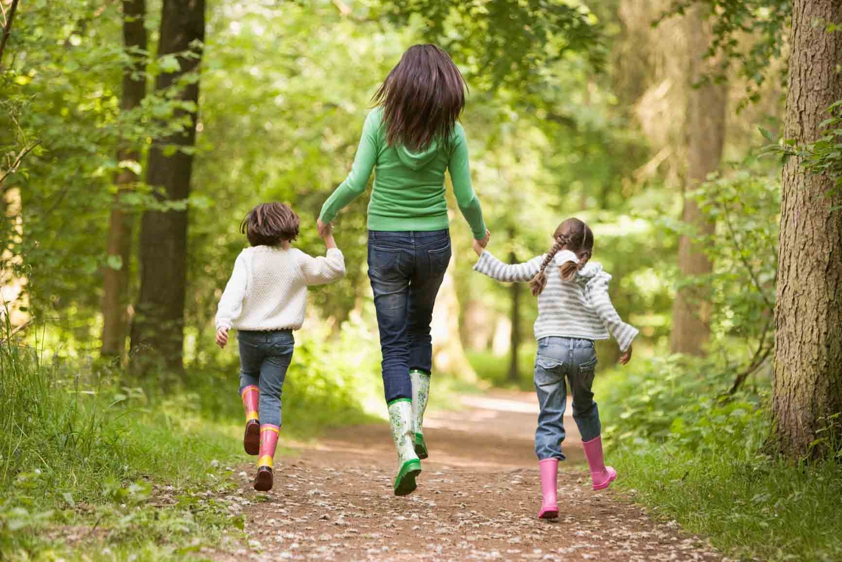 Гулять это. Дети на прогулке. Прогулки на свежем воздухе. Прогулка в лесу. Дети и природа.
