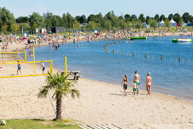 buiten zwemmen strandje kinderen Down Under