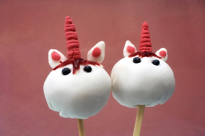 eenhoorn uitdelen verjaardag cakepop