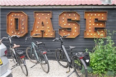 Restaurant Oase aan het IJsselmeer met terras en speeltuin