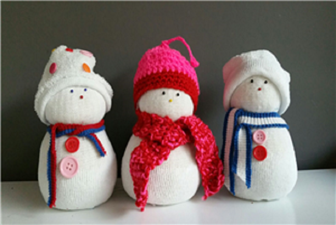 zelf sneeuwpopjes maken met sokken