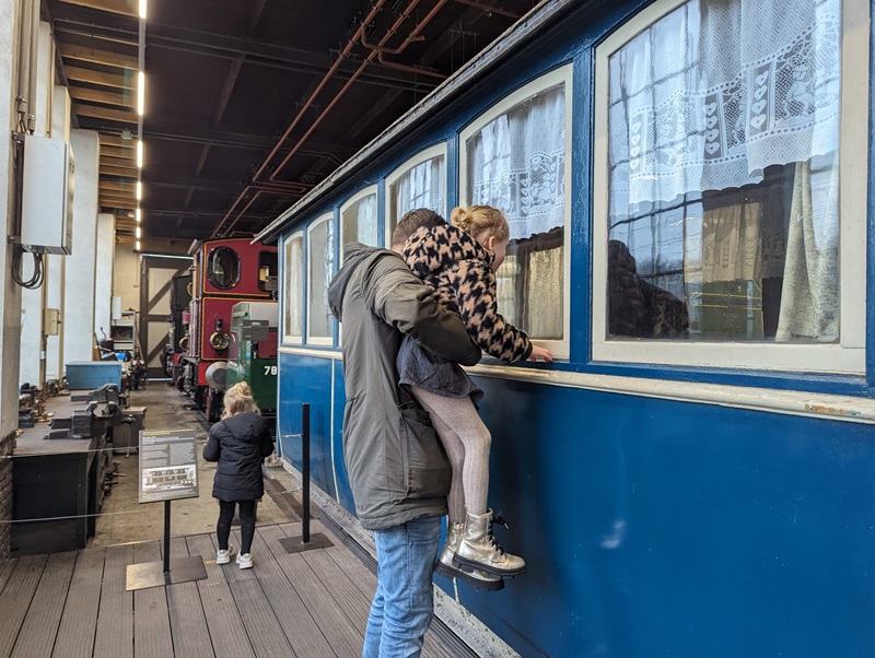 Museumstoomtram locomotief kinderen