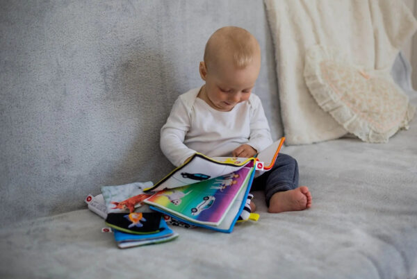 baby-met-boek-zittend