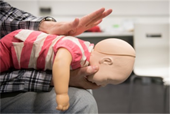 merk Let op Slechthorend EHBO bij baby's en kinderen - EHBO Bureau | Kidsproof Amsterdam