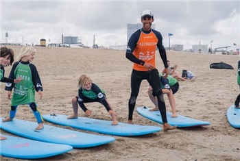 Kids surfles Scheveningen
