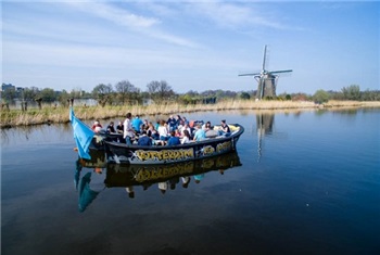 Sloep varen in Rotterdam