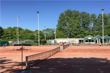 Leer tennissen in Almere.