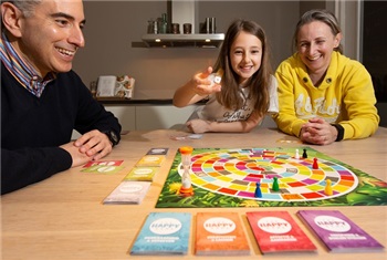 De onze comfortabel Maria Bordspel: The Happy Game | Kidsproof Amsterdam