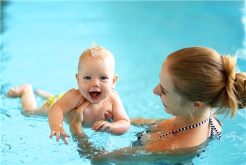 Ouder & kind zwemmen