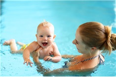 Ouder & kind zwemmen