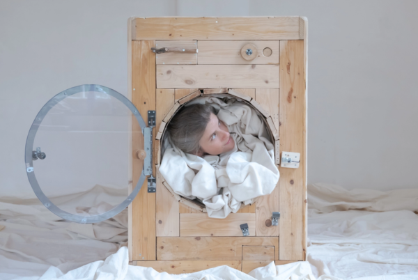 vrouw in houten wasmachine