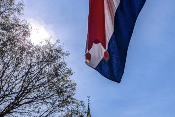 Nederlandse vlag tegen een blauwe lucht