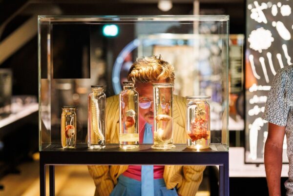 Man bekijkt vijf potten met items op sterk water