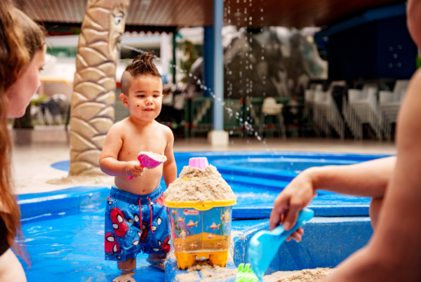 jongetje met emmer vol zand