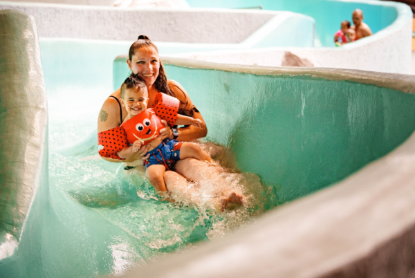 Moeder en zoon van de wildwaterbaan