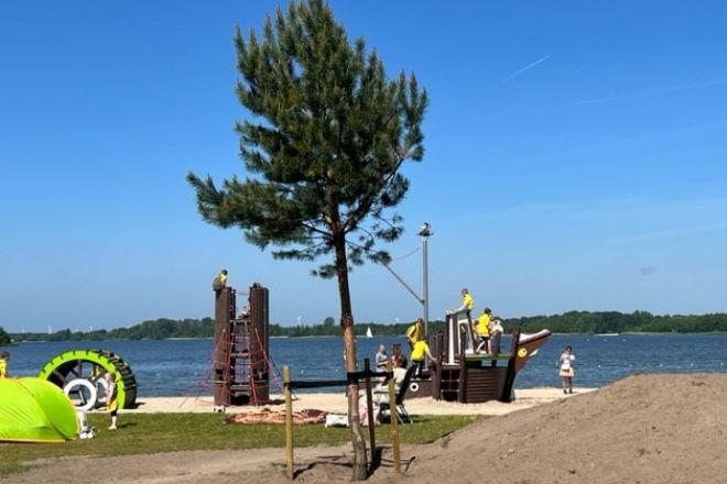 Speeltoestel op het strand