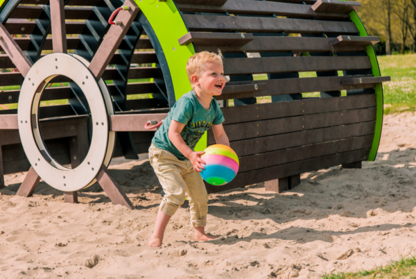 Jongetje met bal op bussloo