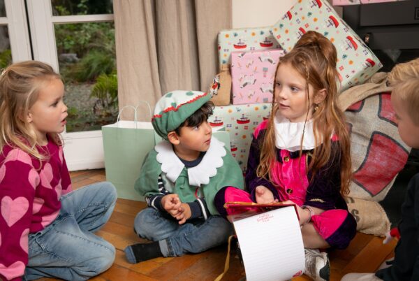 Kindjes in een kring met pietenkleren aan