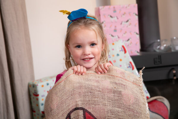 Meisje in de zak van Sinterklaas