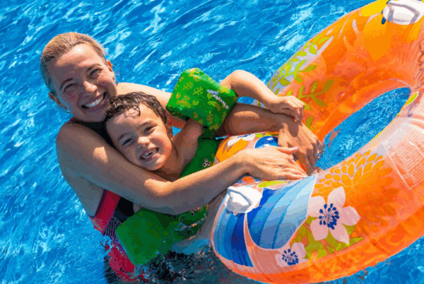 moeder en zoon met zwemband in het water