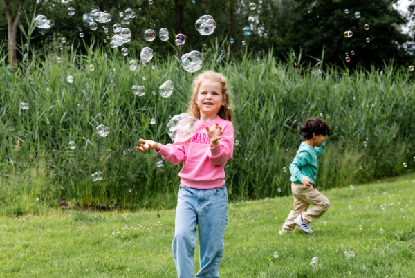 Kinderfeestje thuis bellenblazen