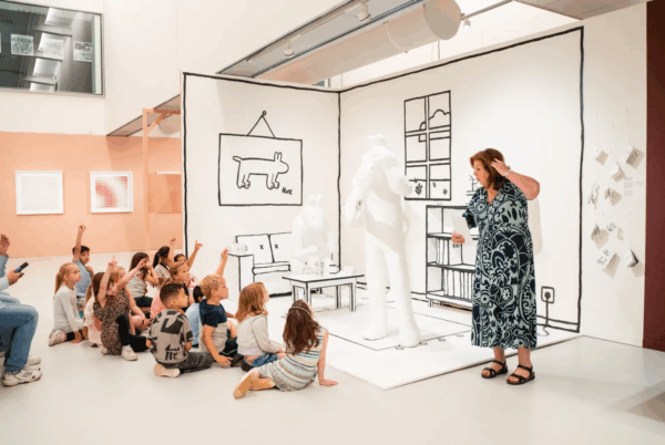 kinderen die luisteren naar ene mevrouw in het CODA museum