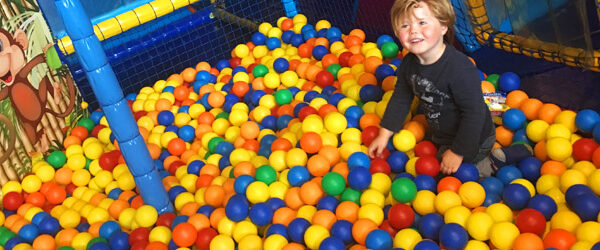 kind in ballenbak in binnenspeeltuin
