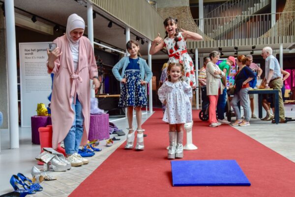 Kinderen lopen een catwalk met mooie schoenen