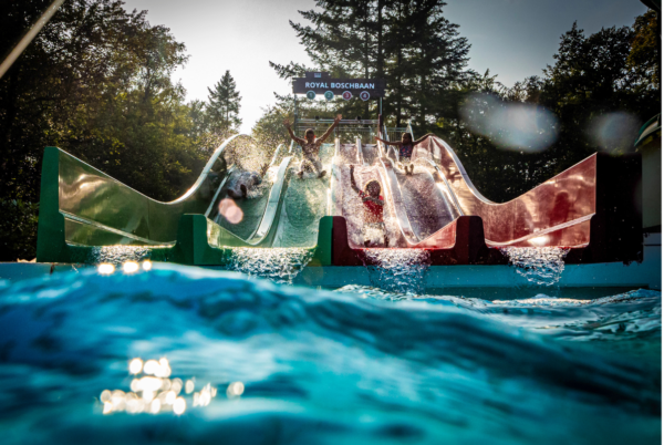 vierbaans glijbaan vanuit het water gezien