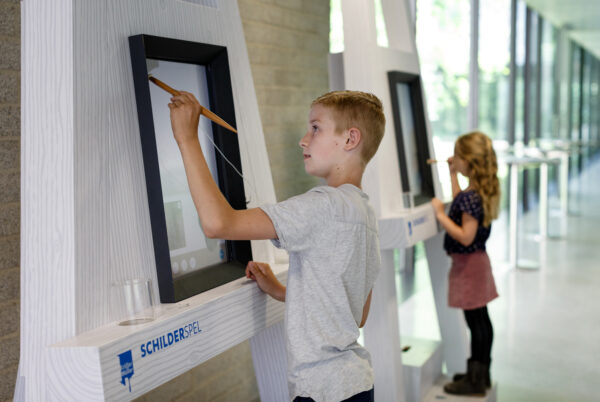 Jongen en meisje digitaal aan het schilderen 