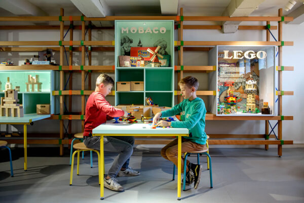Twee jongetjes aan het spelen aan tafel bij Speelgoedmuseum Deventer