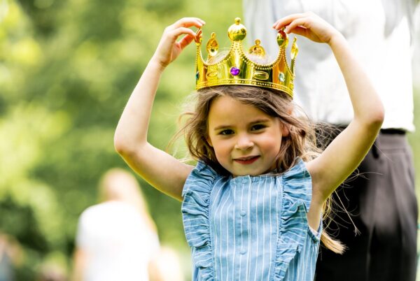 Meisje met kroon op tijdens Koningsdag