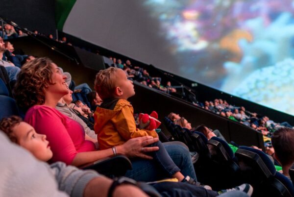 Gezin in de Dome van Museon-Omniversum