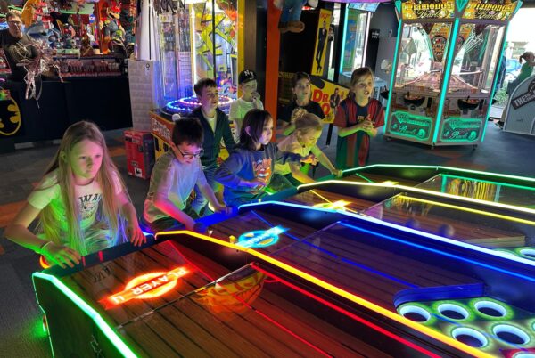 Kinderen in een arcade hal