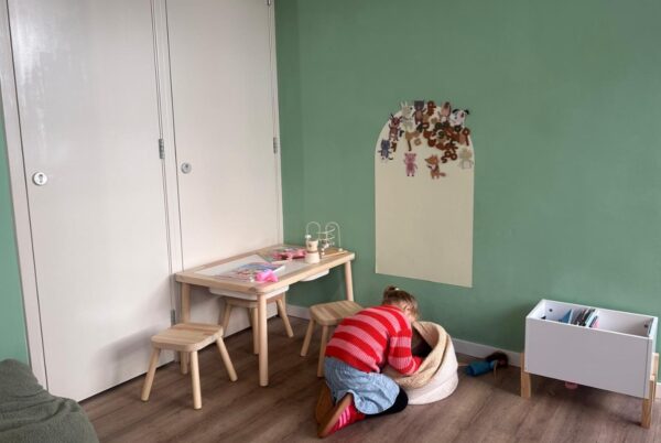 meisje in een speelhoek