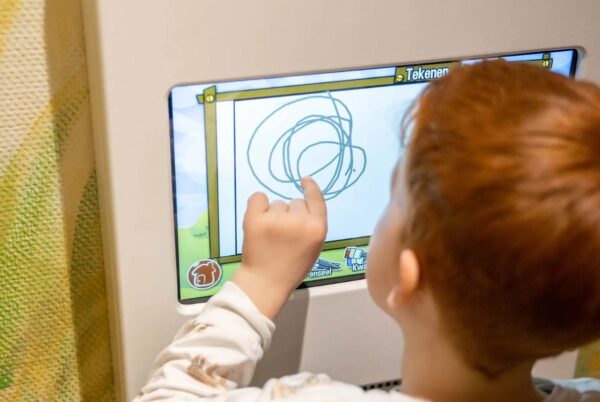 kind dat een spel speelt op een scherm