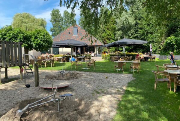 Overzicht van het terras en speeltuin van Fabula in Schijndel