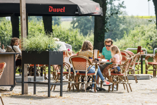 Gezin op het terras bij Moeke in Den Bosch