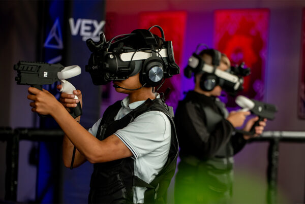 jongen met VR bril en laser