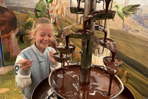 Meisje bij grote bak met chocolade