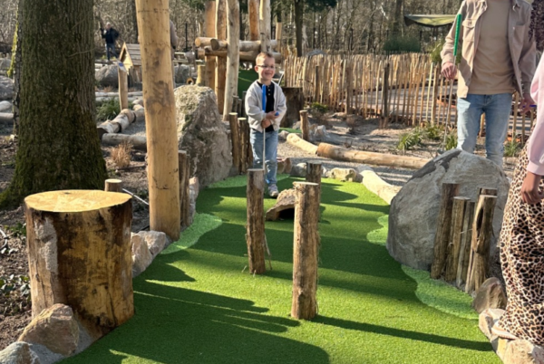 Jongetje speelt een potje Gold Adventure bij Honder Bunderbos in Drunen 