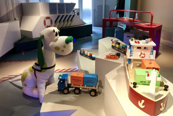Spelen op het DouaneDek in het Belasting en Douane Museum