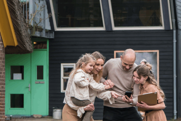 Gezin die zich buigt over een speurtocht